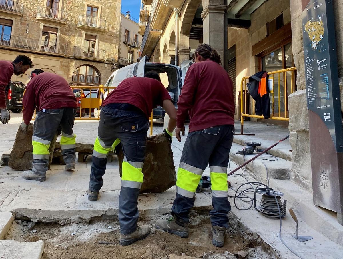 Operaris de la brigada a la plaça Major