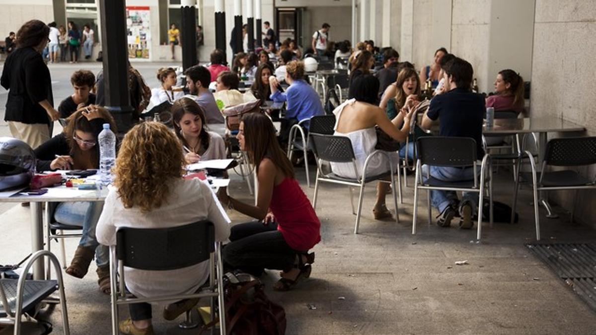 Estudiantes en el el campus de Ciutadella de la Universitat Pompeu Fabra.