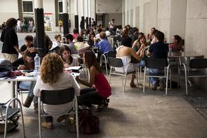 Estudiants al campus de la Ciutadella de la Universitat Pompeu Fabra.