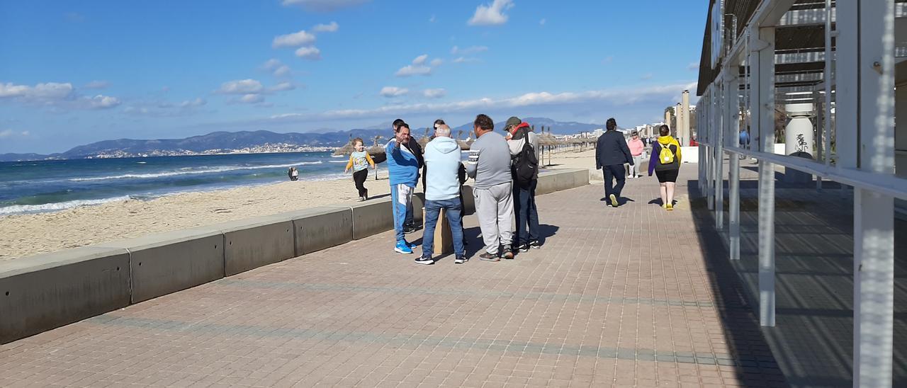 Una 'colla' de trileros en el paseo de la primera línea de la Platja de Palma.