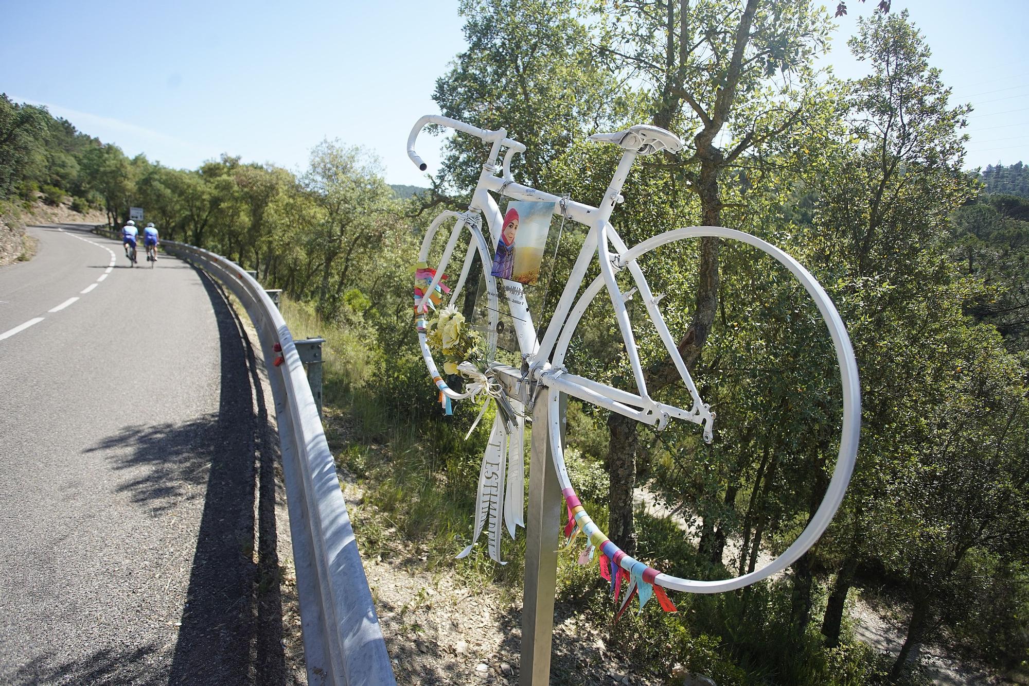 Homenatge a la víctima d'un accident de trànsit a la carretera dels Àngels