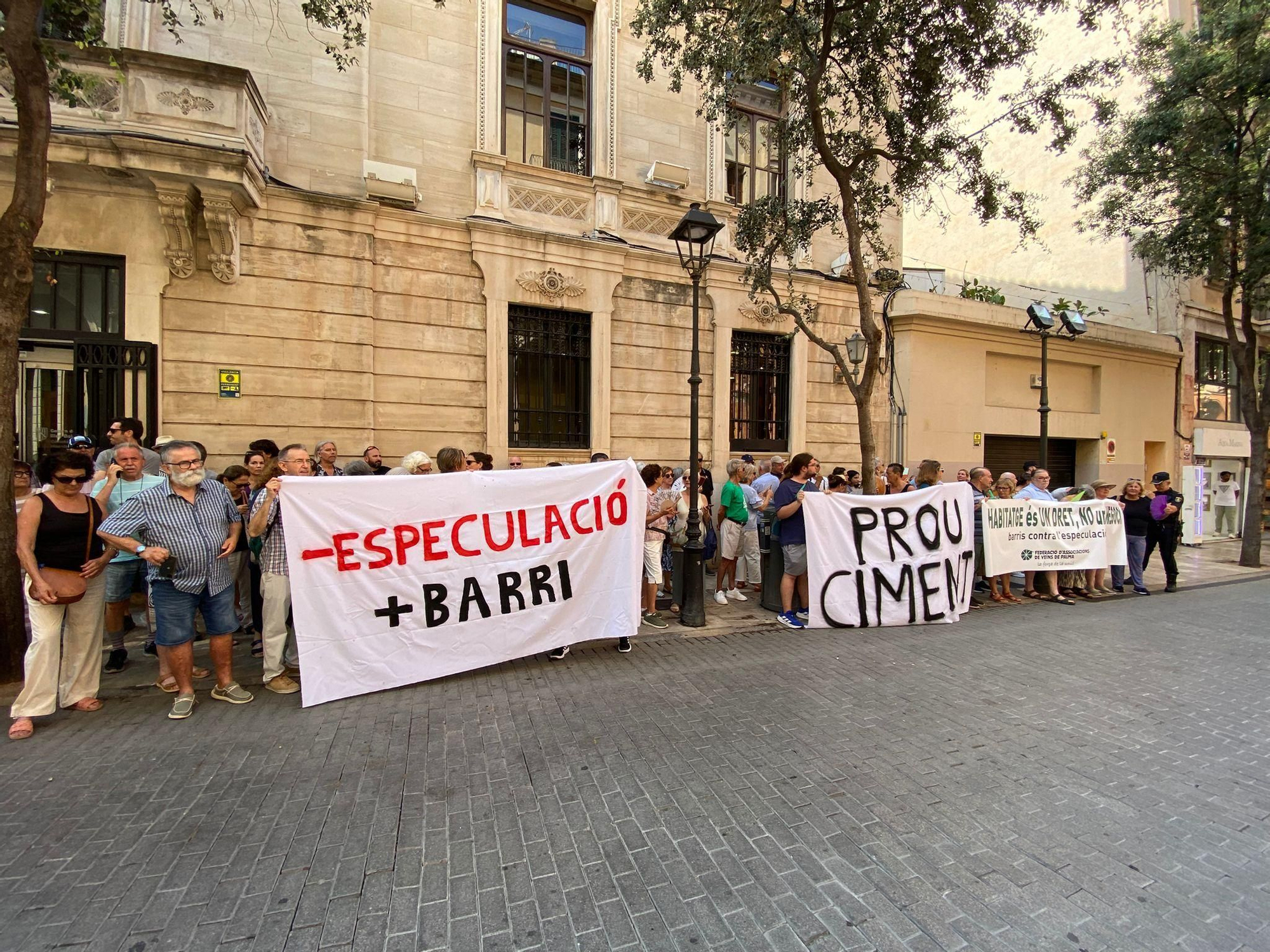 Protesta contra la ley urbanística del Govern frente al Parlament
