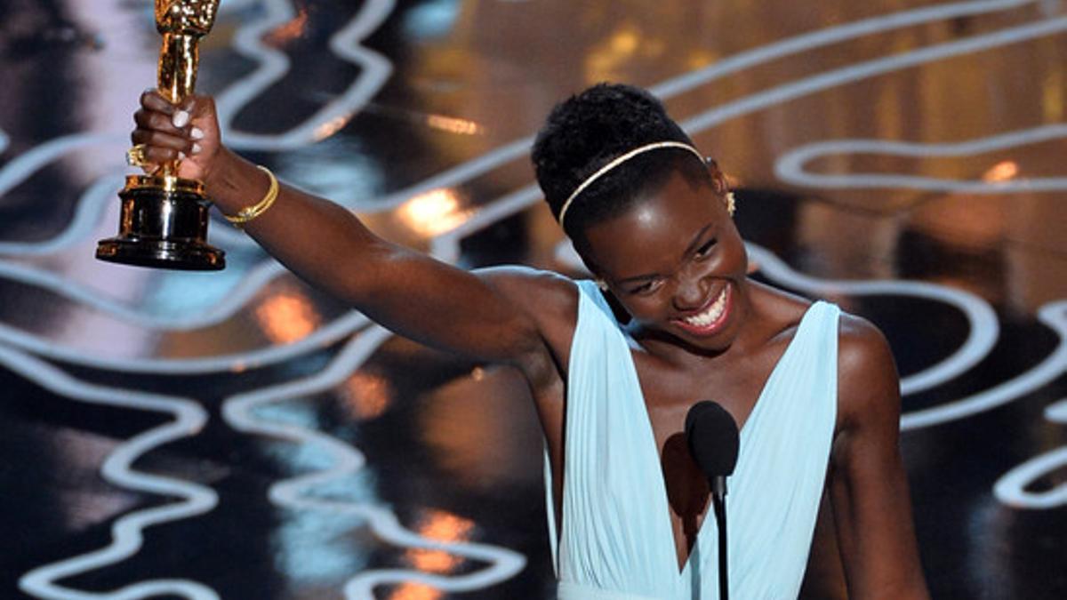 La actriz  Lupita Nyong'o, con su Oscar como mejor actriz secundaria.