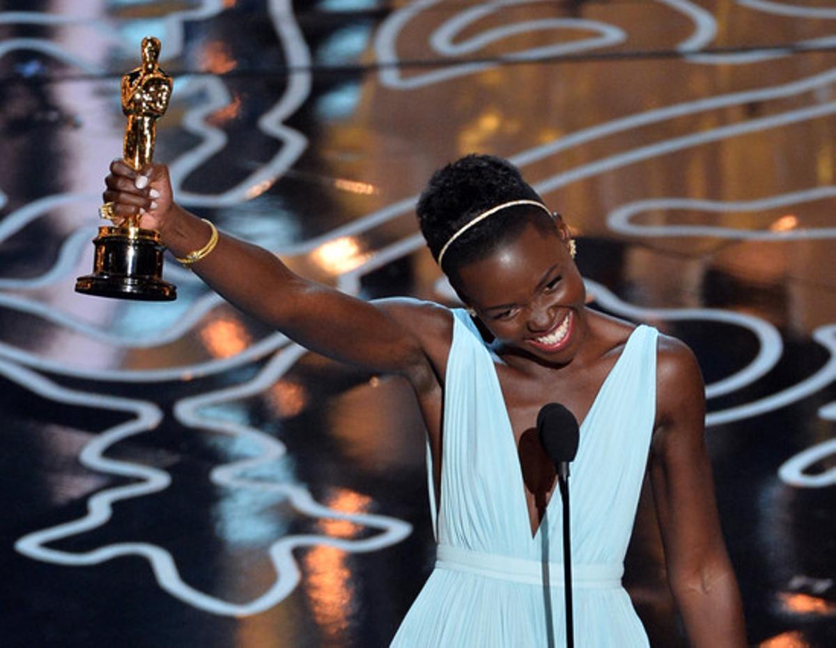 L’actriu Lupita Nyong’o, amb el seu Oscar a millor actriu secundària. L’actriu Lupita Nyong’o, amb el seu Oscar a millor actriu secundària.
