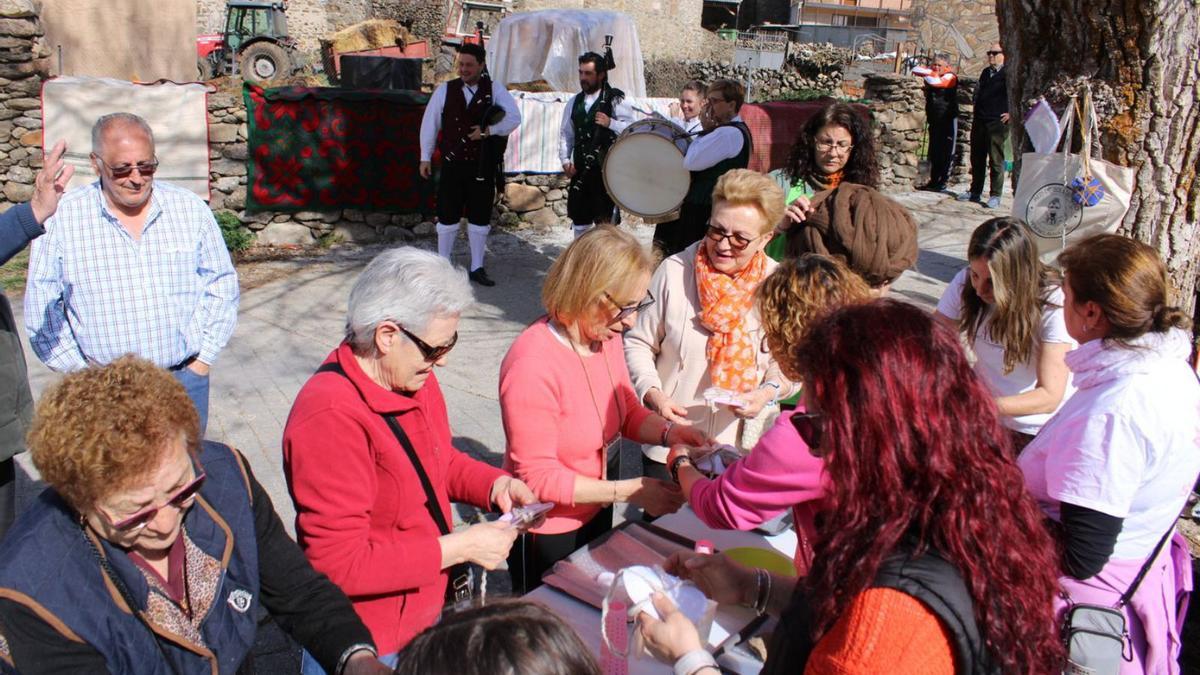 Varias mujeres participan en los actos del Día de la Lana celebrado en Porto el pasado año.