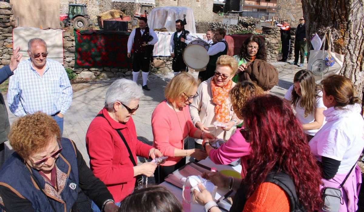 Varias mujeres participan en los actos del Día de la Lana en Porto. | Araceli Saavedra