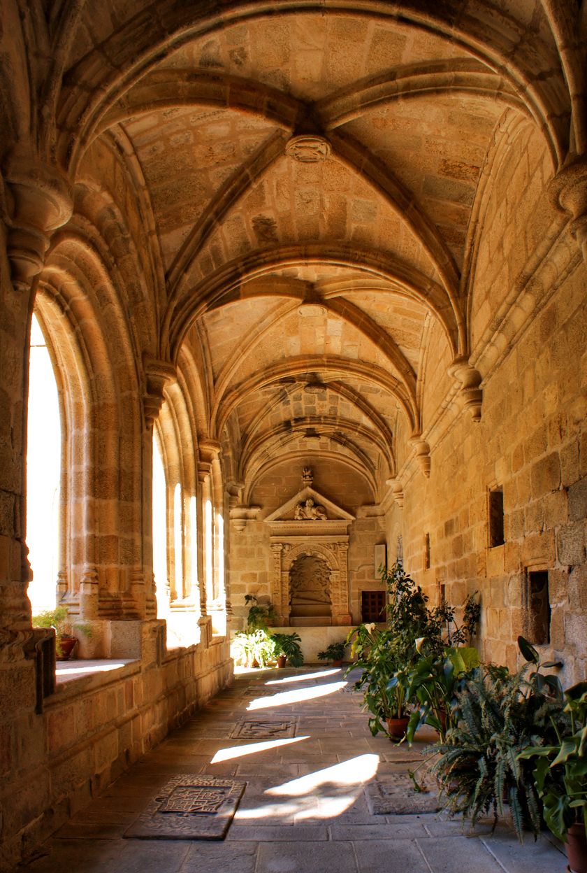 El interior del convento de San Benito en Alcántara
