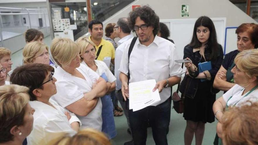 El concejal, ayer, en el mercado de San Agustín, durante la reunión que mantuvo con las placeras.