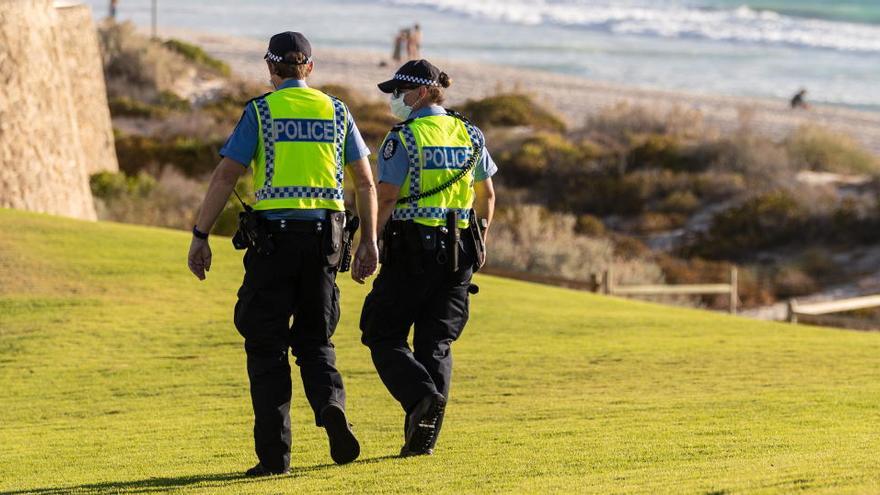 Agents de la policia australiana fent patrulla per la ciutat de Perth