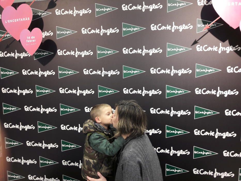 Concurso de besos: Cientos de parejas se besan en el Corte Inglés de Avingudes