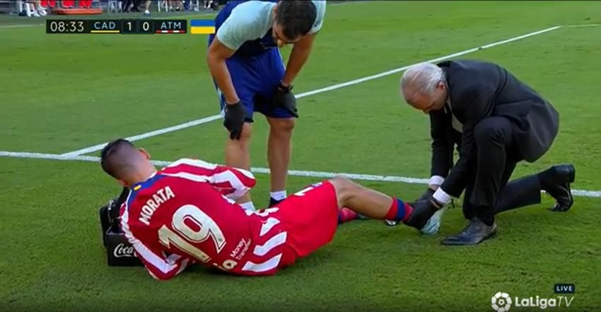 Morata es atendido tras caer lesionado en el partido ante el Cádiz.