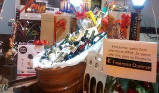 Un ataúd lleno de regalos: así es la 'cesta navideña' de una funeraria gallega