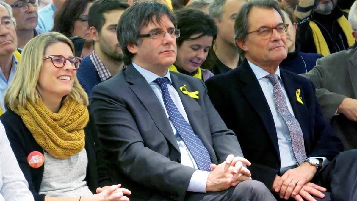 Carles Puigdemont y Artur Mas, con la directora de campaña de JxCat, Elsa Artadi, en Bruselas.