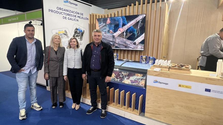 Las representantes del Gobierno de España en el stand de Opmega.