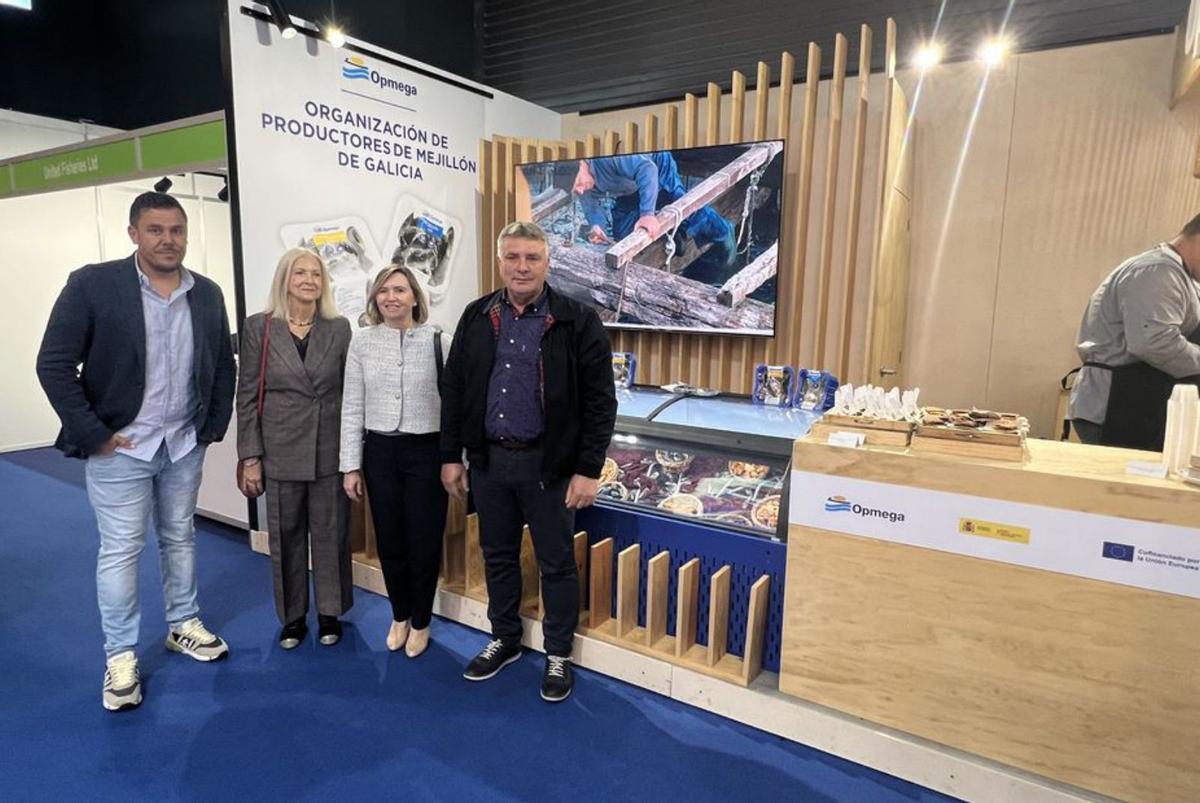 Las representantes del Gobierno de España en el stand de Opmega.