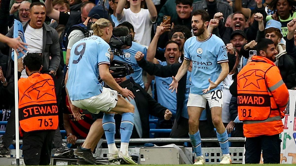 Haaland celebra con Bernardo Silva uno de sus goles al Madrid