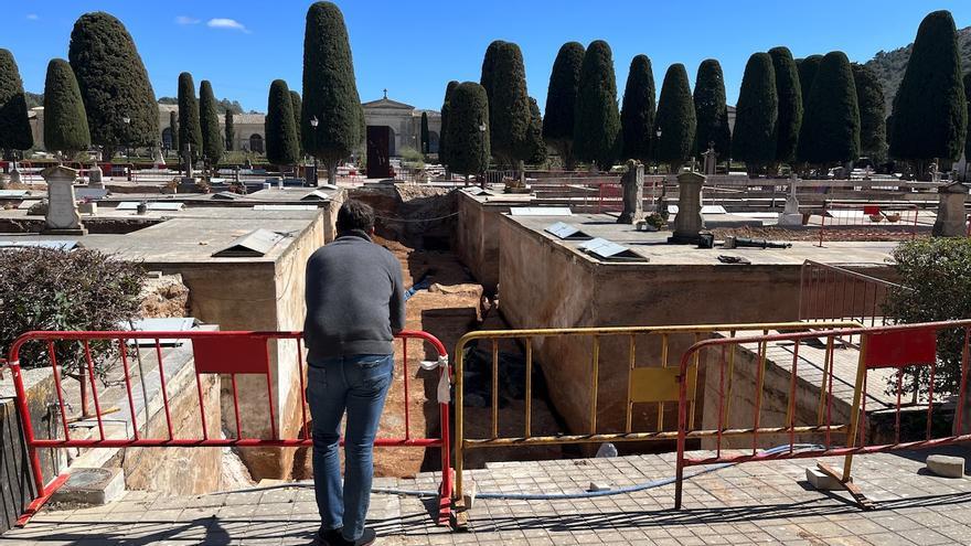 Los arqueólogos de Son Coletes: &quot;Continuaremos excavando la fosa catorce por si pudiera haber más restos&quot;