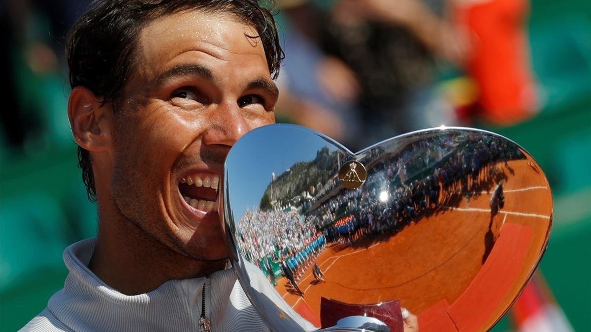 Nadal muerde su 11º trofeo ganado en Montecarlo.