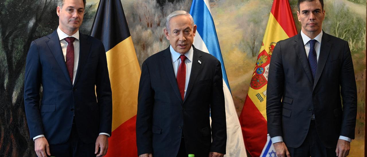 Pedro Sánchez y el primer ministro de Bélgica, Alexander de Croo, posan junto al primer ministro Israelí, Binyamin Netanyahu