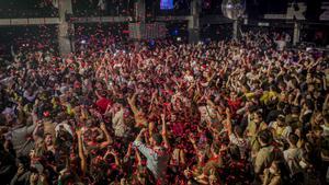 Cientos de jóvenes han salido a las calles de Barcelona esta medianoche del miércoles, la última del año en que abrirán las discotecas. 