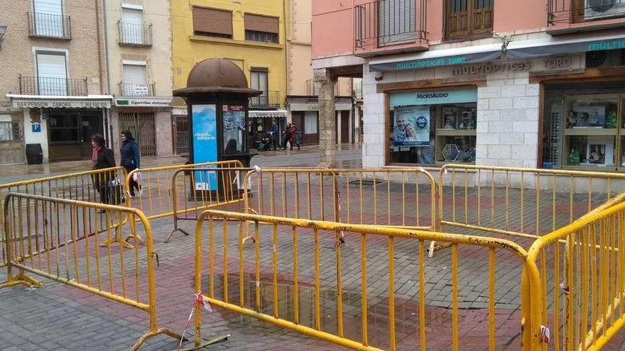 En la imagen, cesión del terreno en la calle Cerrada vallada para evitar incidentes.