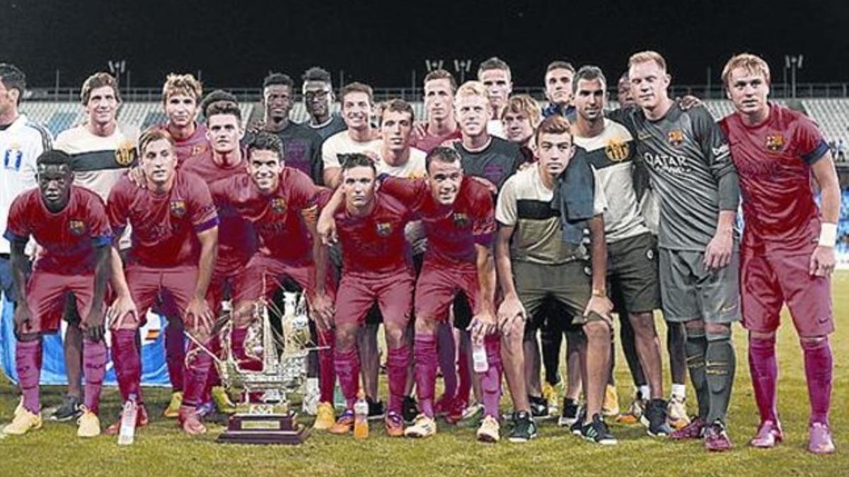 Celebración 8Los azulgranas posan con el trofeo Colombino.