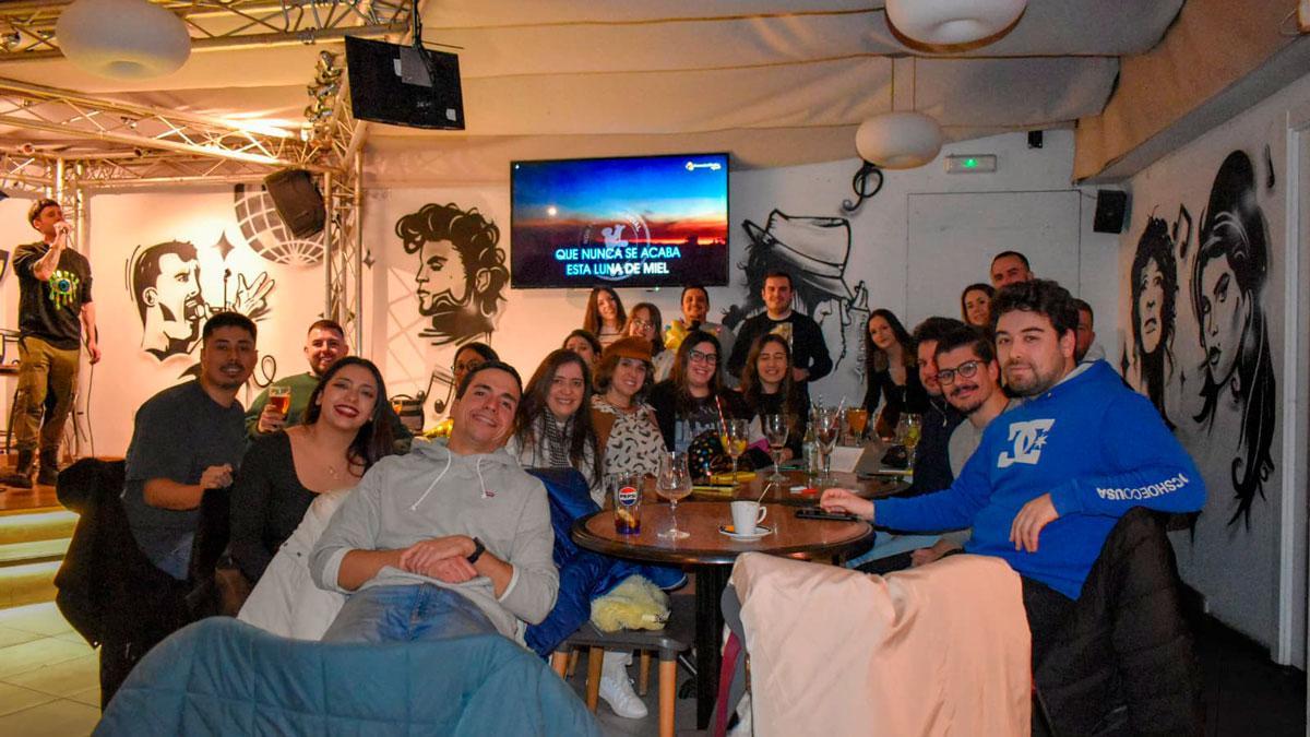 Fiesta del primer aniversario del grupo de quedadas Meet&amp;Bar Ourense, con Víctor Ruido, su coordinador, al fondo.