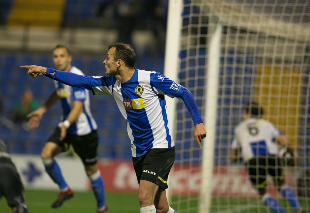 El Hércules remonta al Mestalla con goles de Pablo Íñiguez y Carlos Martínez