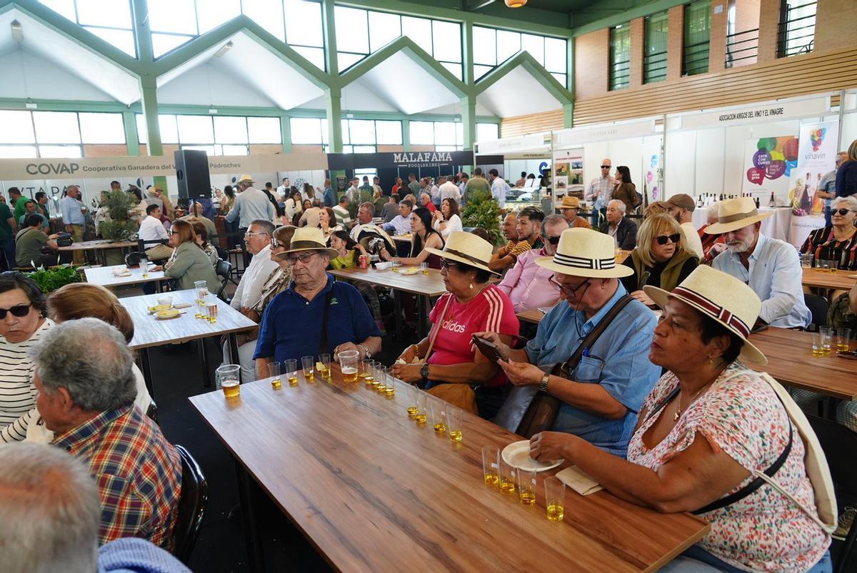 Asistentes a una de las catas celebradas en la segunda jornada de la Feria Agroganadera de Pozoblanco.