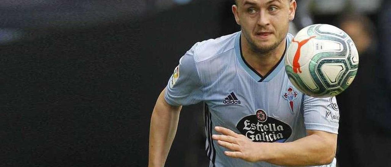 Lobotka persigue el balón. // FdV