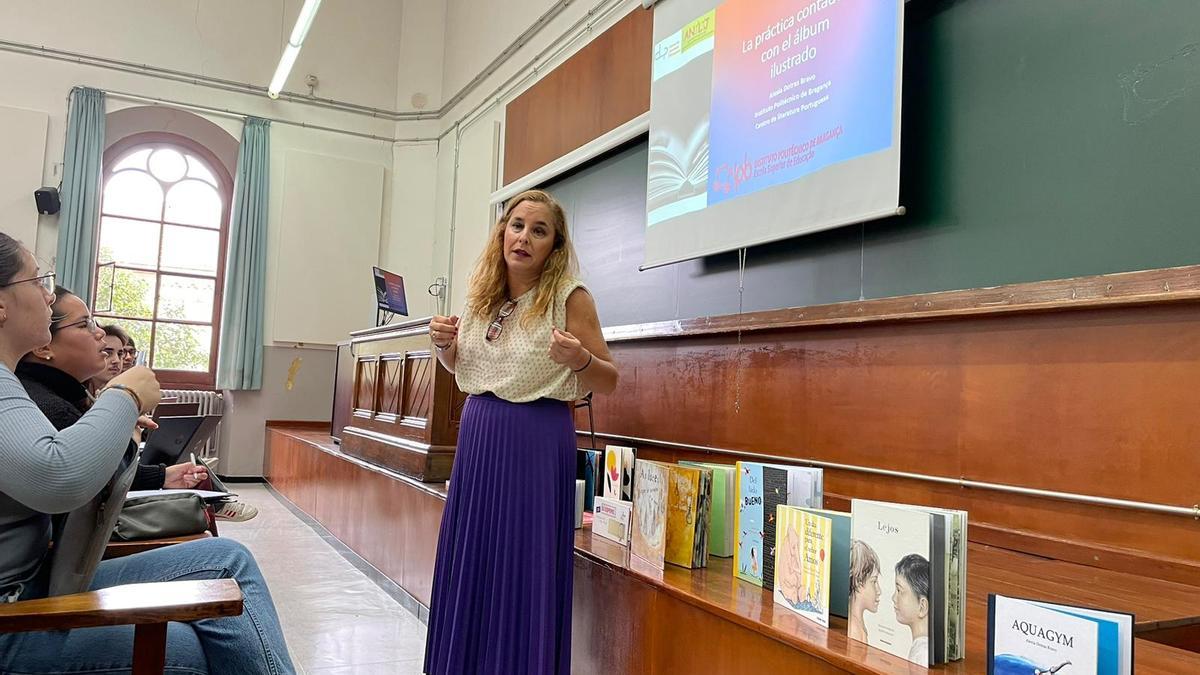 Alexia Dotras, impartiendo clase en el Instituto Politécnico de Bragança.