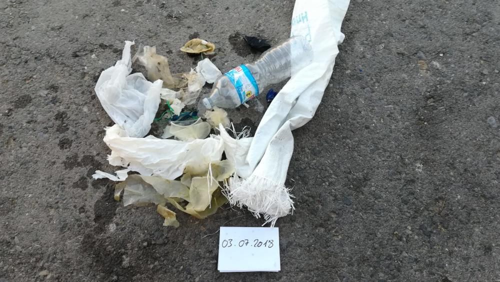 Jóvenes de La Vila recogen basura flotando en el mar