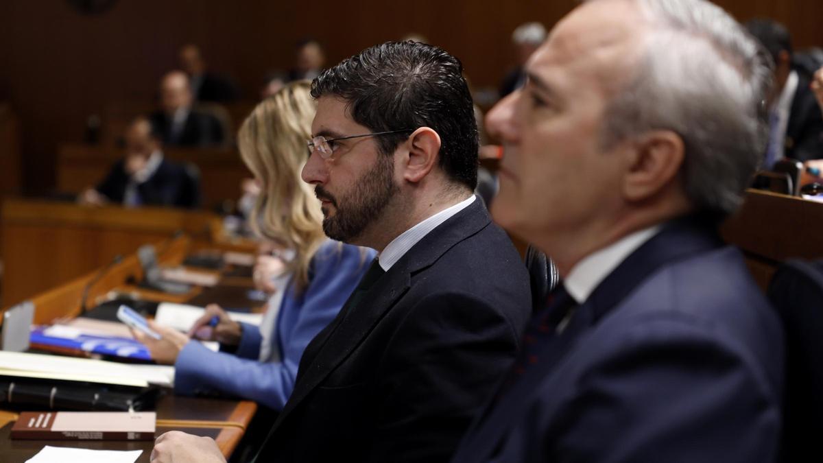 El presidente de Aragón, Jorge Azcón, y el vicepresidente Alejandro Nolasco, de Vox, durante un pleno en las Cortes.