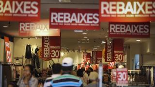 La fecha de inicio de las rebajas de verano divide al comercio catalán