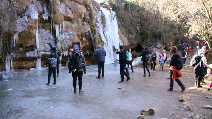 Diverses persones sobre el gel del segon gorg del Torrent de la Cabana