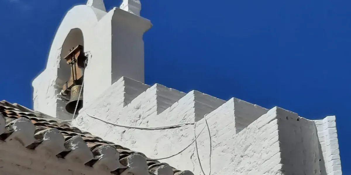 Imagen de la parte superior con la campana de la ermita de Santy Xotxim de Nules.