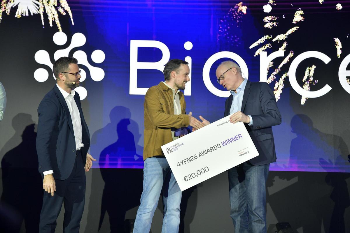 José Faria, director tecnológico de Biorce, recoge el cheque y premio a mejor 'startup' del 4YFN 2026