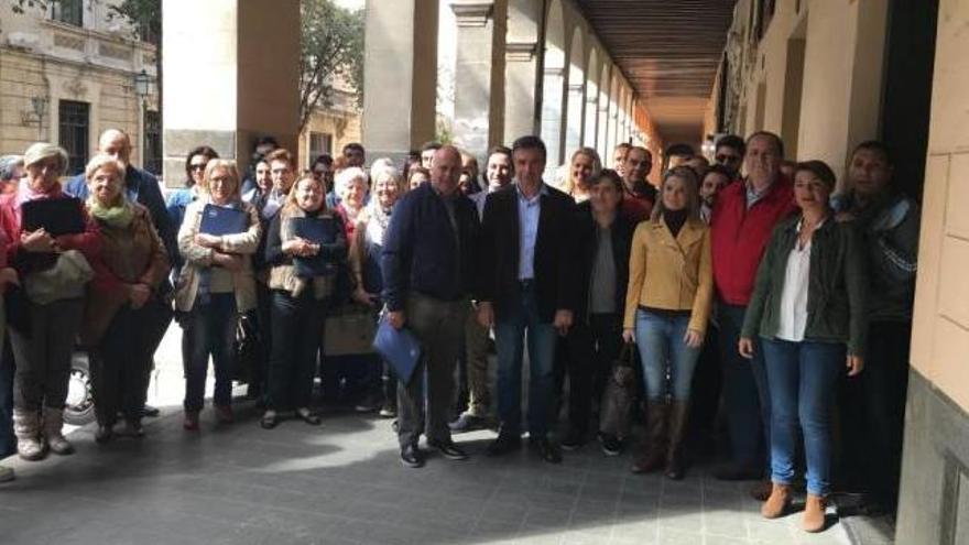Vidal y cargos del PP junto a nuevos afiliados ayer en la puerta de la sede del partido.