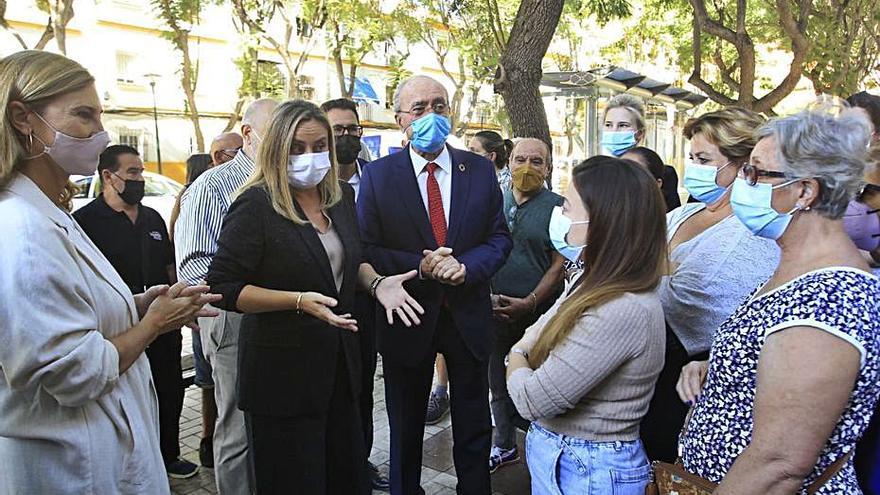 La consejera de Fomento y el alcalde, ayer en Carranque.