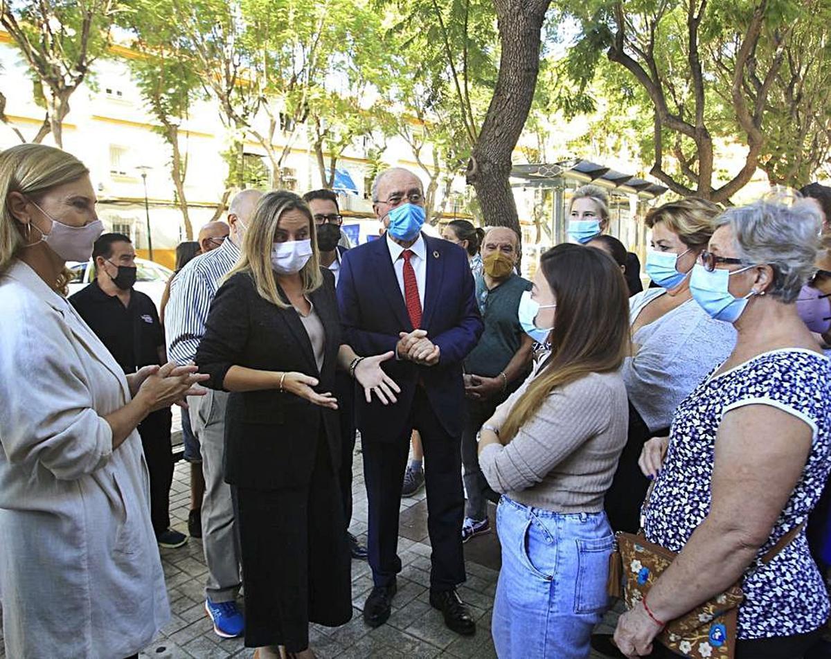 La consejera de Fomento y el alcalde, ayer en Carranque.