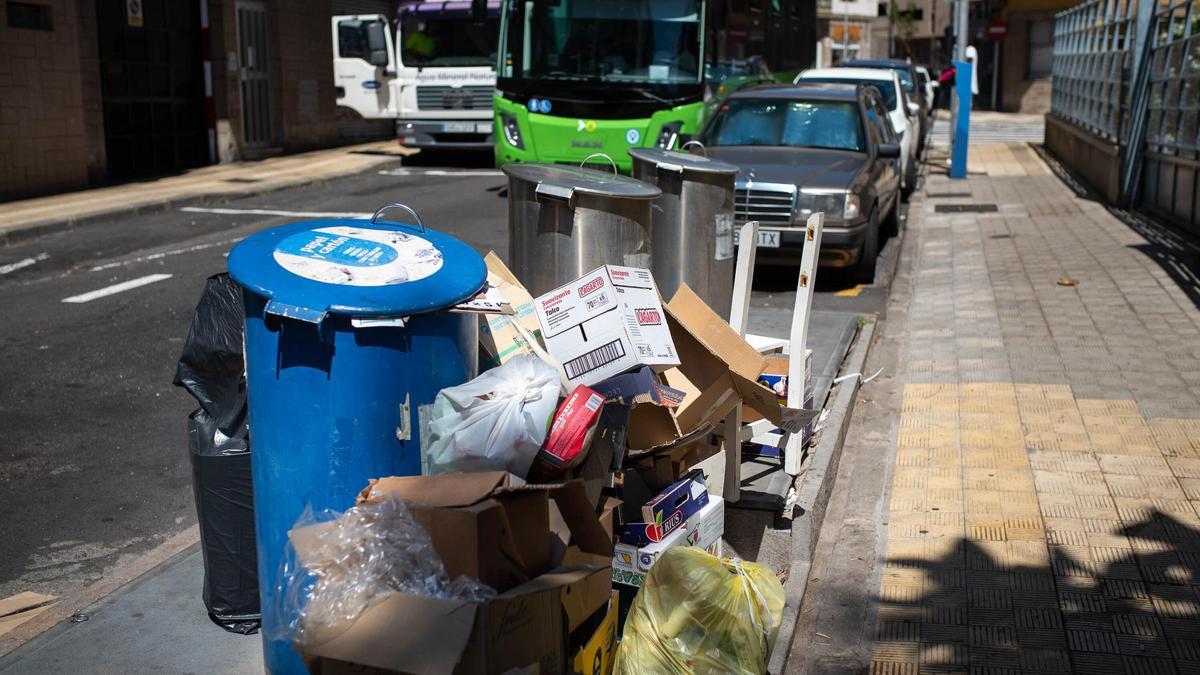 Basura fuera de los contenedores, en Santa Cruz.