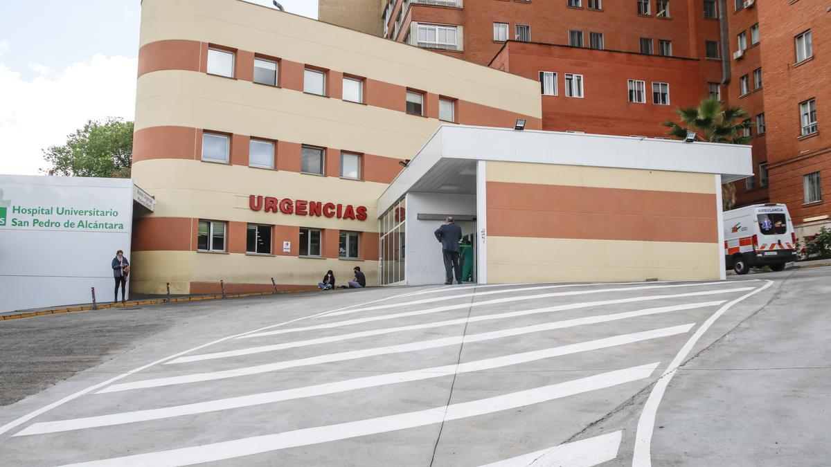 Una imagen de la entrada a Urgencias del hospital San Pedro de Alcántara.