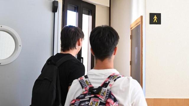 Dos alumnos entran al baño de su instituto