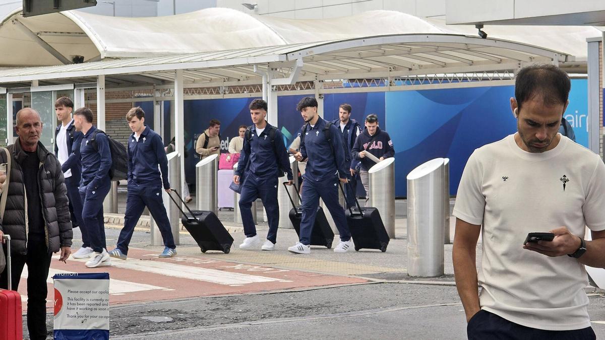 Los jugadores del Celta, después de aterrizar en Glasgow el miércoles
