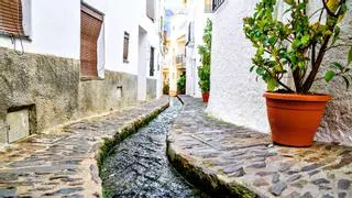 Todos van a Frigiliana, pero pocos conocen el pueblo blanco donde el agua corre por las calles