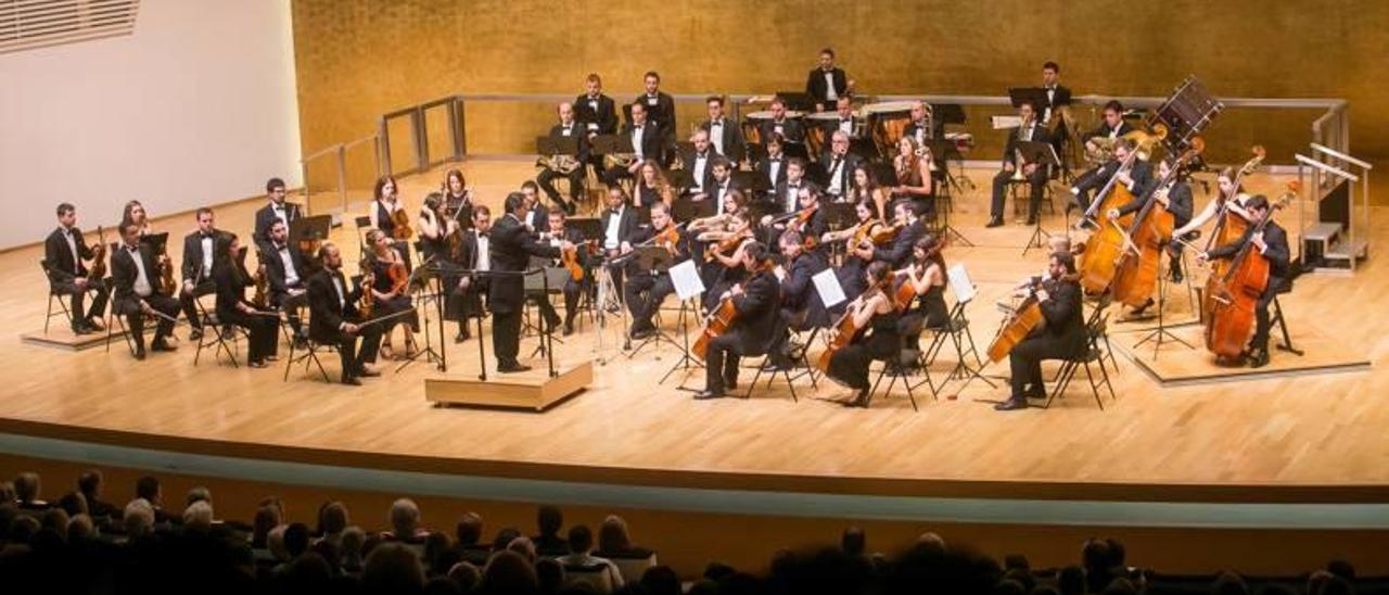 Imagen del estreno ayer de la OFA, Orquesta Filarmónica de Alicante, en el ADDA.