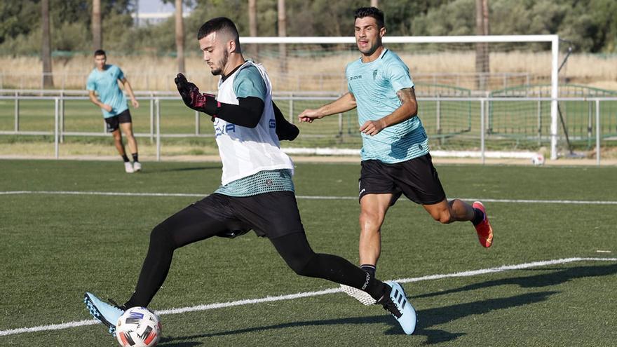 El guardameta Barea, presionado por Willy, en la sesión de entrenamiento de hoy en la Ciudad Deportiva.