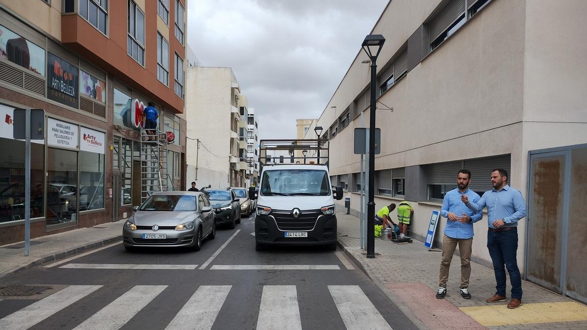 El alcalde Yonathan de León, y el concejal de Movilidad, Mario González Altube, supervisan el plan piloto junto al Colegio La Destila.