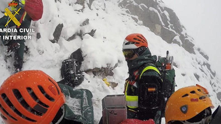 Momento de las labores de rescate por la Guardia Civil.