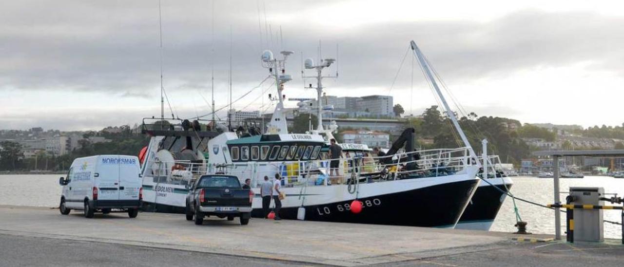 Los dos arrastreros franceses, en el muelle de Oza (La Coruña).